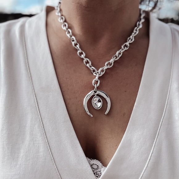 Chunky Cresent Moon 🌙 Crystal Necklace clear quartz - Picture 2 of 4